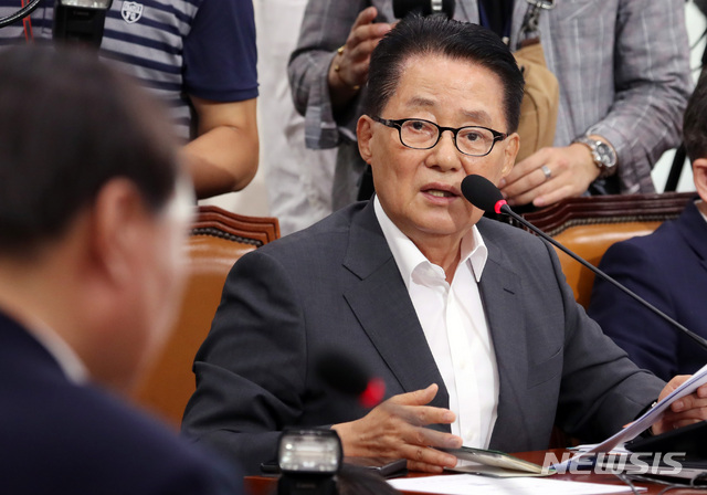 【서울=뉴시스】 박영태 기자 = 8일 오전 서울 여의도 국회에서 열린 검찰총장후보자(후보자 윤석열) 인사청문회에서 박지원 의원이 질의하고 있다. 2019.07.08. since1999@newsis.com