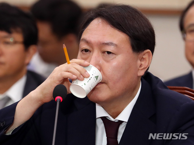 【서울=뉴시스】 박영태 기자 = 8일 오전 서울 여의도 국회에서 열린 검찰총장후보자(후보자 윤석열) 인사청문회에서 윤석열 후보자가 물을 마시고 있다. 2019.07.08. since1999@newsis.com