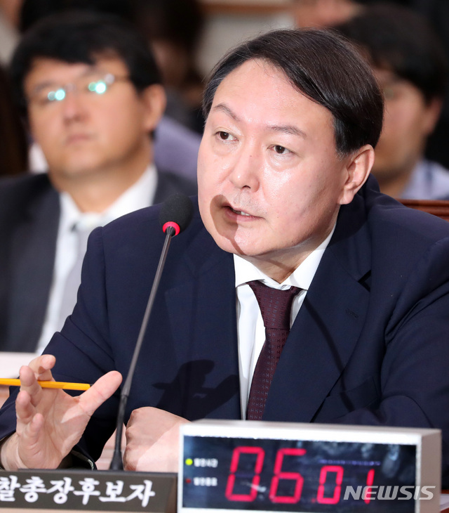 【서울=뉴시스】 박영태 기자 = 8일 오전 서울 여의도 국회에서 열린 검찰총장후보자(후보자 윤석열) 인사청문회에서 윤석열 후보자가 의원 질의에 답변하고 있다. 2019.07.08.since1999@newsis.com