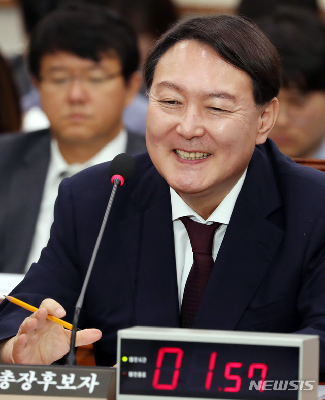 【서울=뉴시스】 박영태 기자 = 8일 오전 서울 여의도 국회에서 열린 검찰총장후보자(후보자 윤석열) 인사청문회에서 윤석열 후보자가 의원 질의에 답변하고 있다. 2019.07.08.since1999@newsis.com