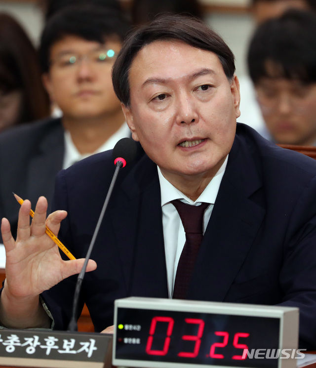 【서울=뉴시스】 박영태 기자 = 8일 오전 서울 여의도 국회에서 열린 검찰총장후보자(후보자 윤석열) 인사청문회에서 윤석열 후보자가 의원 질의에 답변하고 있다. 2019.07.08.since1999@newsis.com