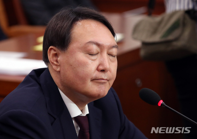【서울=뉴시스】 박영태 기자 = 8일 오전 서울 여의도 국회에서 열린 검찰총장후보자(후보자 윤석열) 인사청문회에서 윤석열 후보자가 의원 질의를 들으며 눈을 감고 있다. 2019.07.08. since1999@newsis.com