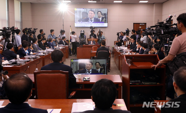 【서울=뉴시스】 박영태 기자 = 8일 오전 서울 여의도 국회에서 열린 검찰총장후보자(후보자 윤석열) 인사청문회에서 윤석열 후보자가 박지원 의원의 2013년 국정감사 당시의 윤 후보자 답변내용을 보고 있다. 2019.07.08. since1999@newsis.com