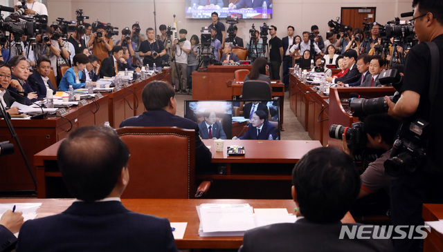 【서울=뉴시스】 박영태 기자 = 8일 오전 서울 여의도 국회에서 열린 검찰총장후보자(후보자 윤석열) 인사청문회에서 윤석열 후보자가 의원 질의에 답변하고 있다. 2019.07.08.since1999@newsis.com