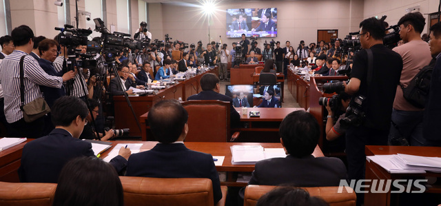 【서울=뉴시스】 박영태 기자 = 8일 오전 서울 여의도 국회에서 열린 검찰총장후보자(후보자 윤석열) 인사청문회에서 윤석열 후보자가 의원 질의에 답변하고 있다. 2019.07.08.since1999@newsis.com