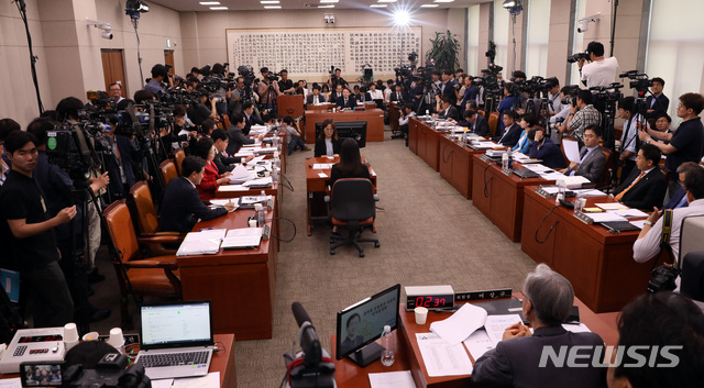 【서울=뉴시스】 박영태 기자 = 8일 오전 서울 여의도 국회에서 열린 검찰총장후보자(후보자 윤석열) 인사청문회에서 윤석열 후보자가 의원 질의에 답변하고 있다. 2019.07.08.since1999@newsis.com