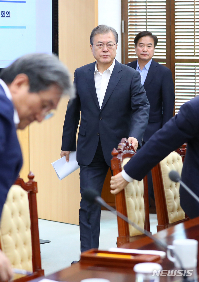 【서울=뉴시스】전신 기자 = 문재인 대통령이 8일 청와대 여민관에서 열린 수석·보좌관회의에 참석하고 있다. 2019.07.08. photo1006@newsis.com