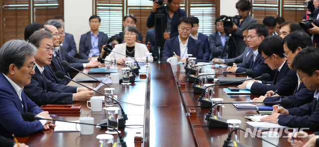 【서울=뉴시스】전신 기자 = 문재인 대통령이 8일 청와대 여민관에서 열린 수석·보좌관회의를 주재하고 있다. 2019.07.08. photo1006@newsis.com