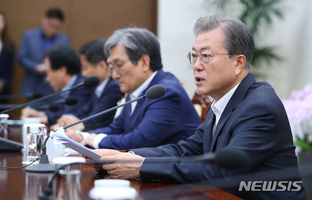 【서울=뉴시스】전신 기자 = 문재인 대통령이 8일 청와대 여민관에서 열린 수석·보좌관회의를 주재하고 있다. 2019.07.08. photo1006@newsis.com