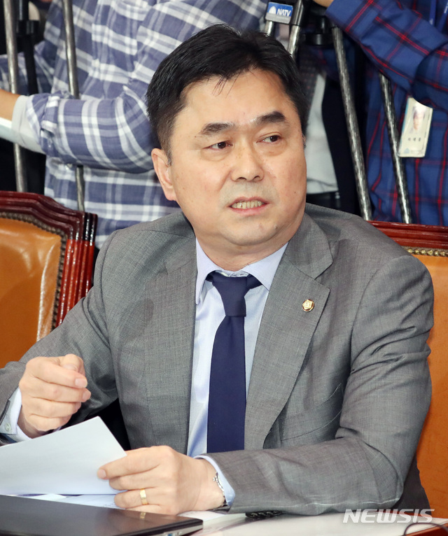 【서울=뉴시스】 박영태 기자 = 8일 오전 서울 여의도 국회에서 열린 검찰총장후보자(후보자 윤석열) 인사청문회에서 김종민 의원이 의사진행 발언을 하고 있다. 2019.07.08.since1999@newsis.com