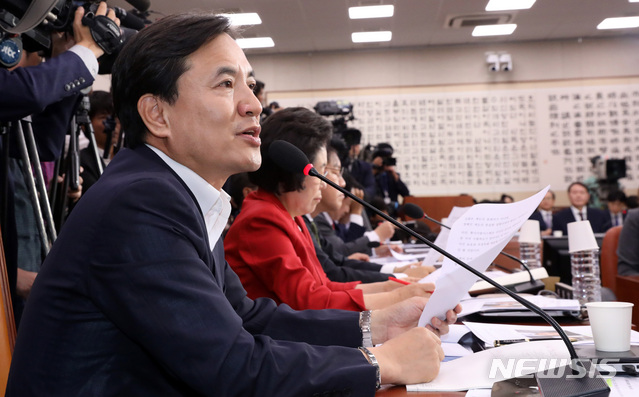 【서울=뉴시스】 박영태 기자 = 8일 오전 서울 여의도 국회에서 열린 검찰총장후보자(후보자 윤석열) 인사청문회에서 김진태 의원이 의사진행 발언을 하고 있다. 2019.07.08. since1999@newsis.com