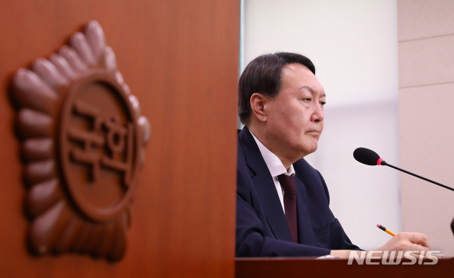 【서울=뉴시스】 전진환 기자 = 윤석열 검찰총장 인사청문회가 열린 8일 오후 서울 여의도 국회 법제사법위원회 회의실에서 윤 후보자가 의원들의 질의를 듣고 있다. 2019.07.08. amin2@newsis.com