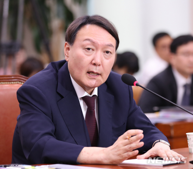 【서울=뉴시스】 전진환 기자 = 윤석열 검찰총장 인사청문회가 열린 8일 오후 서울 여의도 국회 법제사법위원회 회의실에서 윤 후보자가 의원들의 질의에 답하고 있다. 2019.07.08.&nbsp; amin2@newsis.com
