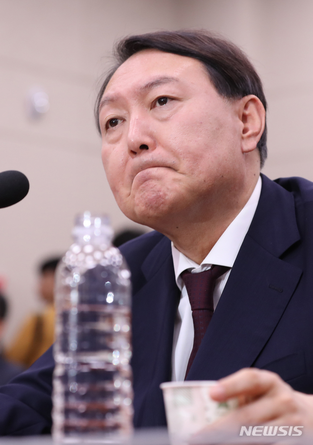 【서울=뉴시스】 전진환 기자 = 윤석열 검찰총장 인사청문회가 열린 8일 오후 서울 여의도 국회 법제사법위원회 회의실에서 윤 후보자가 의원들의 질의를 듣고 있다. 2019.07.08. amin2@newsis.com