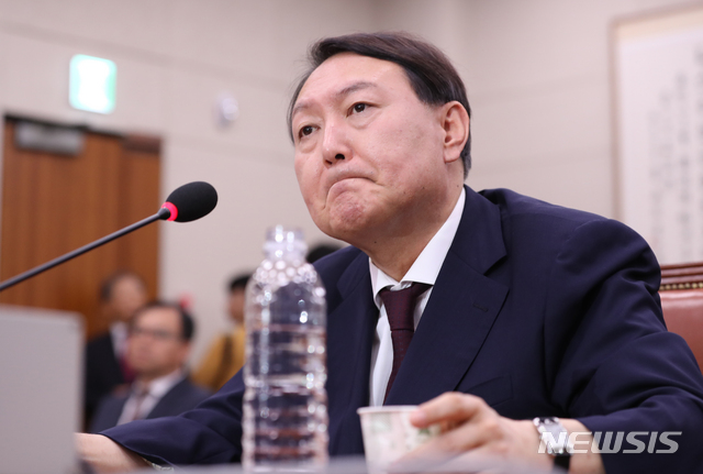 【서울=뉴시스】 전진환 기자 = 윤석열 검찰총장 인사청문회가 열린 8일 오후 서울 여의도 국회 법제사법위원회 회의실에서 윤 후보자가 의원들의 질의를 듣고 있다. 2019.07.08.&nbsp; amin2@newsis.com