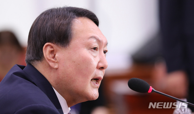 【서울=뉴시스】 전진환 기자 = 윤석열 검찰총장 인사청문회가 열린 8일 오후 서울 여의도 국회 법제사법위원회 회의실에서 윤 후보자가 의원들의 질의에 답하고 있다. 2019.07.08. amin2@newsis.com