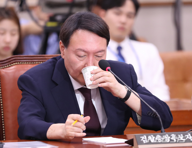 【서울=뉴시스】 전진환 기자 = 윤석열 검찰총장 인사청문회가 열린 지난 8일 오후 서울 여의도 국회 법제사법위원회 회의실에서 윤 후보자가 답변 중 물을 마시고 있다. 2019.07.08. amin2@newsis.com