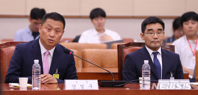 【서울=뉴시스】 전진환 기자 = 윤석열 검찰총장 후보 인사청문회가 열린 8일 오후 서울 여의도 국회 법제사법위원회 회의실에서 증인으로 출석한 강일구(왼쪽)경찰청 총경과 장우성 서울성북경찰서장이 의원들의 질의에 답하고 있다. 2019.07.08. amin2@newsis.com