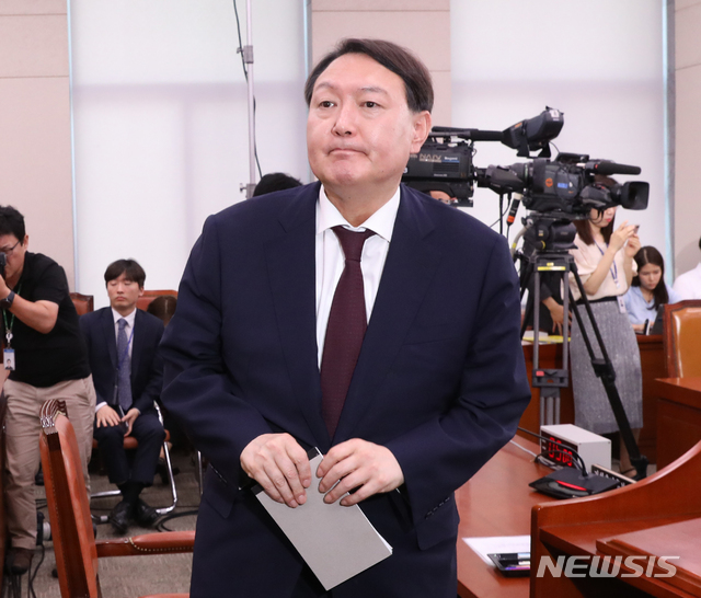 【서울=뉴시스】 전진환 기자 = 윤석열 검찰총장 인사청문회가 열린 8일 오후 서울 여의도 국회 법제사법위원회&nbsp; 회의실에서 윤 후보자가 증인 출석을 앞두고 자리에서 일어나고 있다. 2019.07.08. amin2@newsis.com