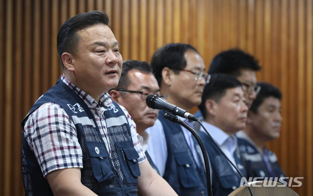 【서울=뉴시스】 고범준 기자 = 이동호 우정사업본부 노조위원장을 비롯한 관계자들이 8일 오후 서울 종로구 광화문우체국 대회의실에서 열린 총파업 철회 관련 기자회견을 하고 있다.이날 전국우정노동조합(우정노조)은 총파업 철회를 선언했다. 2019.07.08. bjko@newsis.com