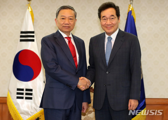 【서울=뉴시스】이영환 기자 = 이낙연 국무총리가 8일 오후 서울 종로구 정부서울청사에서 또 람 베트남 공안부 장관과 악수를 하고 있다. 2019.07.08. 20hwan@newsis.com