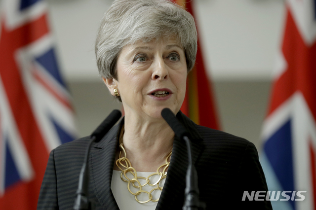 【노스우드=AP/뉴시스】 테리사 메이 영국 총리실은 8일(현지시간) "킴 대럭 주미 대사는 총리의 전폭적인 지지를 받고 있다"며 "우리는 이미 미국과 이번 유출이 얼마나 불운한 일인지에 대해 분명히 밝혔다"고 말했다. 사진은 이날 런던 북서부 노스우드에 위치한 합동군사령부를 찾아 연설 중인 메이 총리의 모습. 2019.07.09.