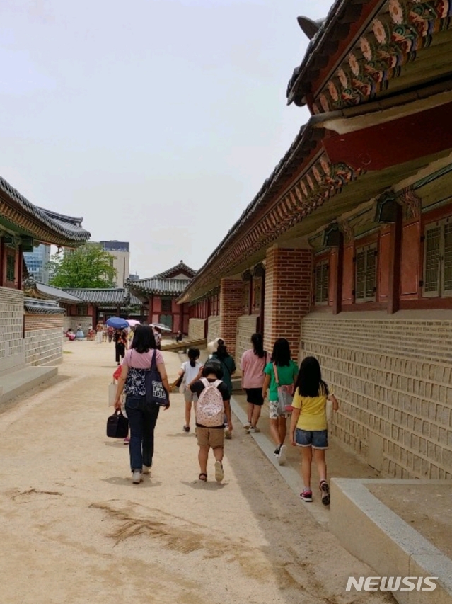 【서울=뉴시스】 지난 6월 마을이 학교다 중 꿈꾸는 사랑 마을 학교 경복궁 방문. 2019.07.09. (사진=동작구 제공)