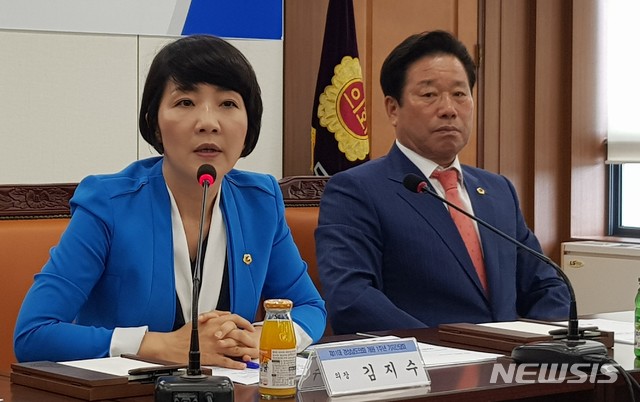 【창원=뉴시스】홍정명 기자= 9일 오후 경남도의회 2층 의정회의실에서 열린 ‘제11대 도의회 개원 1주년 기자간담회’에서 김지수 의장이 지난 1년 성과와 향후 의정운영 방향을 설명하고 있다. 오른쪽은 김진부 부의장.2019.07.09. hjm@newsis.com
