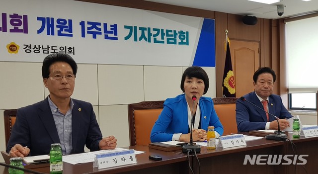 【창원=뉴시스】홍정명 기자= 9일 오후 경남도의회 2층 의정회의실에서 열린 ‘제11대 도의회 개원 1주년 기자간담회’에서 김지수 의장이 지난 1년 성과와 향후 의정운영 방향을 설명하고 있다. 왼쪽은 김하용 부의장, 오른쪽은 김진부 부의장.2019.07.09. hjm@newsis.com