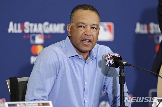 【클리블랜드=AP/뉴시스】 데이브 로버츠 LA 다저스 감독.