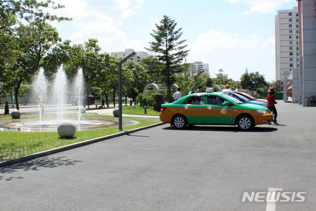 【서울=뉴시스】박진희 기자 = 대성백화점 주차장에서 손님을 기다리고 있는 택시들. 평양에는 현재 약 6천대의 택시가 운행되고 있는 것으로 알려져 있다. 20199.07.09. (사진=평화경제연구소 제공)&nbsp; photo@newsis.com