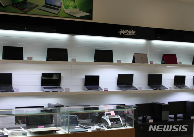 【서울=뉴시스】박진희 기자 = 대성백화점 2층의 전자제품 매장에는 북한의 푸른하늘전자 합영회사가 생산한 데스크탑 컴퓨터, 노트북, 태블릿 PC 등을 판매하고 있다. 2019.07.09. (사진=평화경제연구소 제공) photo@newsis.com