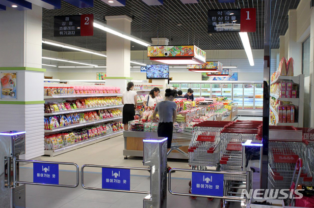 【서울=뉴시스】박진희 기자 = 대성백화점 1층 슈퍼마켓은 입구에서 쇼핑카트를 끌고 들어갈 수 있게 돼 있다. 2019.07.09. (사진=평화경제연구소 제공)&nbsp; photo@newsis.com