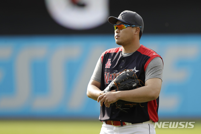  【클리블랜드=AP/뉴시스】LA 다저스의 류현진이 미 오하이오주 클리블랜드의 프로그레시브 필드에서 열리는 메이저리그 올스타전을 하루 앞둔 8일(현지시간) 선수들의 타격 훈련을 지켜보고 있다.&nbsp; 한편 올스타전에 앞서 전야제격인 '홈런 더비'가 열려 메이저리그 30개 팀을 대표하는 홈런타자들 중 단 8명만이 출전해 홈런왕을 가린다. 2019.07.09.&nbsp; 