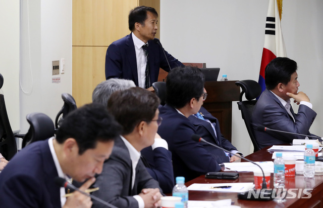 【서울=뉴시스】 박영태 기자 = 9일 오전 서울 여의도 국회 의원회관에서 열린 민평련 현안간담회 ‘송기호 민변 국제통상위원회 위원장의 일본의 통상보복, 구조와 대응방향’에서 송기호 변호사가 발언하고 있다. 2019.07.09. since1999@newsis.com