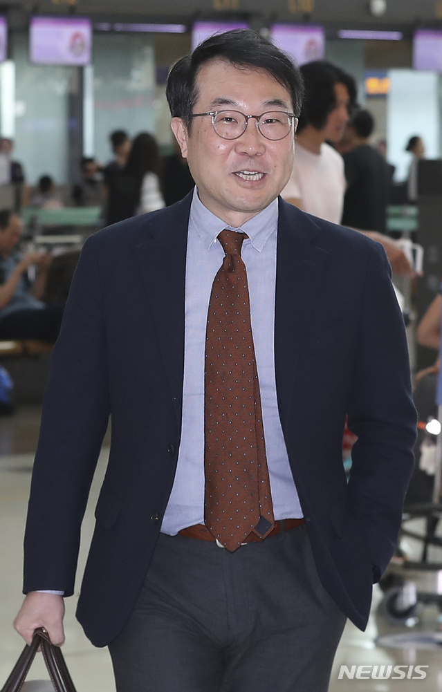 【인천공항=뉴시스】최진석 기자 = 이도훈 외교부 한반도평화교섭본부장이 스티븐 비건 미 국무부 대북정책특별대표와 한미 북핵수석대표 협의를 위해 9일 오전 인천공항을 통해 독일로 출국하고 있다.일각에선 비건 대표가 벨기에 브뤼셀이나 베를린에서 북측 대표를 만날 수 있다는 관측도 나온다. 베를린에서 북한과의 접촉이 성사돼 남·북·미 3자 회동으로 확대될 가능성도 배제할 수 없다. 새로운 북측 실무협상 대표는 김명길 전 베트남 대사가 유력한 것으로 알려졌다. 2019.07.09. myjs@newsis.com