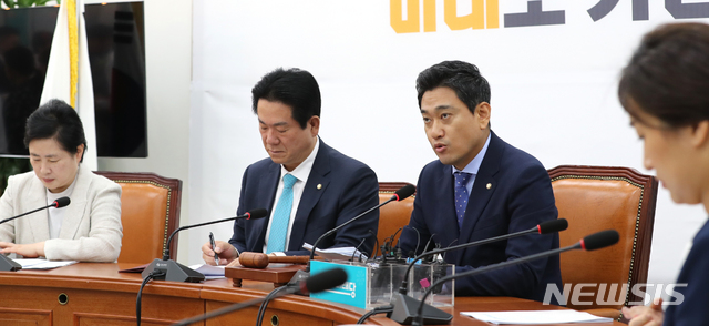 【서울=뉴시스】 전진환 기자 = 바른미래당 원내대책회의가 열린 9일 오전 서울 여의도 국회 본청 218호실에서 오신환 원내대표가 모두발언을 하고 있다. 2019.07.09. amin2@newsis.com