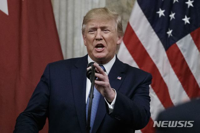 【워싱턴=AP/뉴시스】도널드 트럼프 미국 대통령이 지난 8일 미 워싱턴 재무부에서 스티븐 므누신 재무부 장관 주최로 열린 타밈 빈 하마드 알 타니 카타르 국왕 환영 만찬에 참석해 연설하고 있다. 2019.07.10.