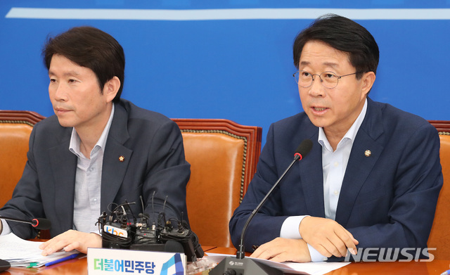 【서울=뉴시스】이종철 기자 = 9일 서울 여의도 국회에서 열린 민주당 원내대책회의에서 조정식 정책위의장이 모두발언을 하고 있다. 2019.07.09. jc4321@newsis.com