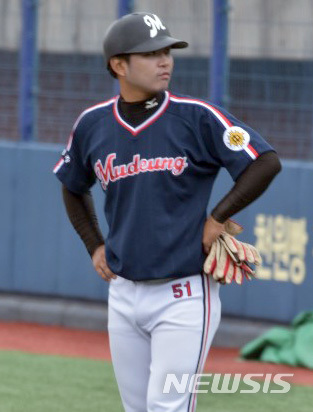 【광주=뉴시스】변재훈 기자 = 광주 무등중학교 야구부 코치 최재현(34) 씨는 한때 지역 야구명문 광주제일고 4번 타자를 맡을 정도로 유망주였지만, 우여곡절의 선수생활 끝에 프로 입단 3년 만에 은퇴했다. 이후 최 씨는 모교인 무등중학교에서 후학들을 양성하며 지역 유소년 야구 저변확대를 위한 든든한 후원자로 변신해 화제다. 2019.07.08. (사진=최재현 씨 제공) photo@newsis.com