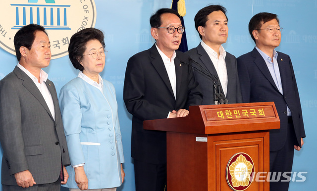 【서울=뉴시스】 박영태 기자 = 9일 오전 서울 여의도 국회 정론관에서 자유한국당 김도읍 법사위원회 간사와 위원들이 검찰총장 후보자 윤석열 사퇴촉구 기자회견을 하고 있다. 왼쪽부터 주광덕, 이은재, 김도읍, 김진태, 정점식 의원. 2019.07.09. since1999@newsis.com