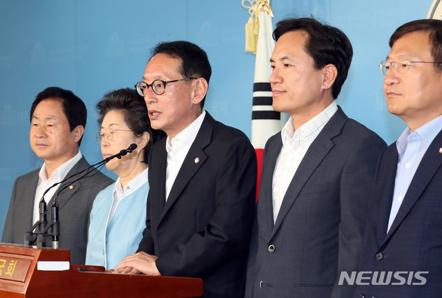 【서울=뉴시스】 박영태 기자 = 9일 오전 서울 여의도 국회 정론관에서 자유한국당 김도읍 법사위원회 간사와 위원들이 검찰총장 후보자 윤석열 사퇴촉구 기자회견을 하고 있다. 왼쪽부터 주광덕, 이은재, 김도읍, 김진태, 정점식 의원. 2019.07.09.since1999@newsis.com