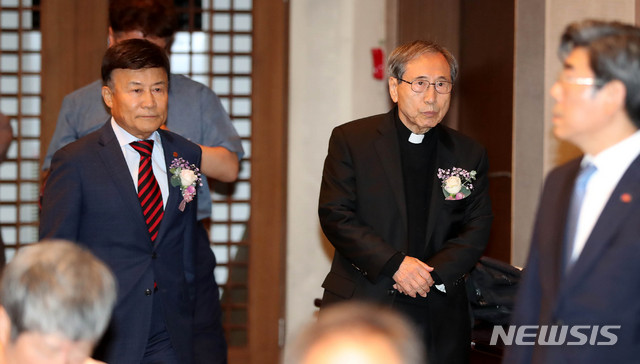 【서울=뉴시스】추상철 기자 = 조선의열단 100주년 기념사업 추진위원회 발족식이 열린 9일 오전 서울 중구 프레스센터에서 김원웅(왼쪽)-함세웅 추진위 공동위원장이 입장하고 있다. 2019.07.09. scchoo@newsis.com