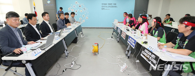 【세종=뉴시스】강종민 기자 = 9일 오전 세종시 전국시도교육감협의회 회의실에서 지난 3~5일 사흘간 총파업을 벌였던 학교 비정규직(교육공무직)연대와 교육당국이 집단교섭을 위해 만났지만 교육부 관계자 참석 여부를 놓고 설전을 벌이다 파행을 겪고 있다. 2019.07.09. ppkjm@newsis.com