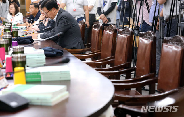 【세종=뉴시스】강종민 기자 = 9일 오후 정부세종청사에서 열린 최저임금위원회 전원회의에서 근로자 위원들의 자리가 텅 비어 있다.&nbsp; 근로자 위원들은 사용자 위원들의 최저임금 삭감안에 반발해 전원회의에 불참했다. 2019.07.09.&nbsp; ppkjm@newsis.com