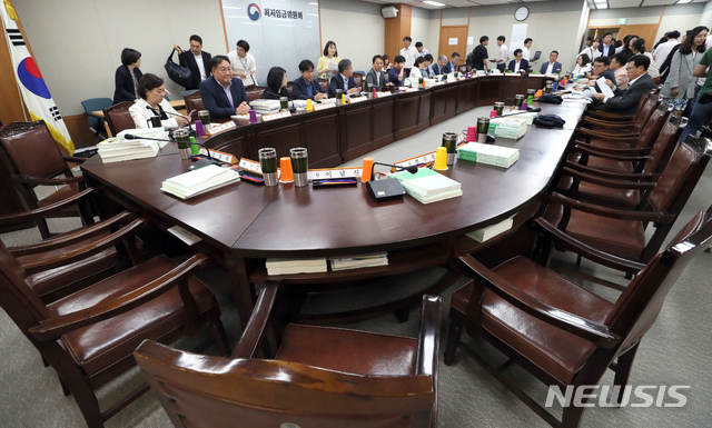【세종=뉴시스】강종민 기자 = 9일 오후 정부세종청사에서 열린 최저임금위원회 전원회의에서 근로자 위원들의 자리가 텅 비어 있다. 근로자 위원들은 사용자 위원들의 최저임금 삭감안에 반발해 전원회의에 불참했다. 2019.07.09. ppkjm@newsis.com