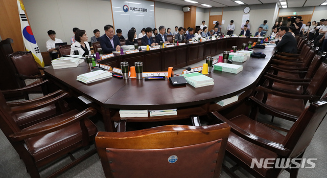 【세종=뉴시스】강종민 기자 = 9일 오후 정부세종청사에서 열린 최저임금위원회 전원회의에서 근로자 위원들의 자리가 텅 비어 있다.&nbsp; 근로자 위원들은 사용자 위원들의 최저임금 삭감안에 반발해 전원회의에 불참했다. 2019.07.09.&nbsp; ppkjm@newsis.com