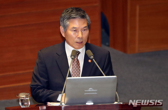 【서울=뉴시스】 박영태 기자 = 지난 9일 오후 서울 여의도 국회 본회의장에서 열린 제369회 국회(임시회) 제6차 본회의 대정부질문에서 정경두 국방부 장관이 이동섭 바른미래당 의원의 질문에 답변하고 있다. 2019.07.09. since1999@newsis.com