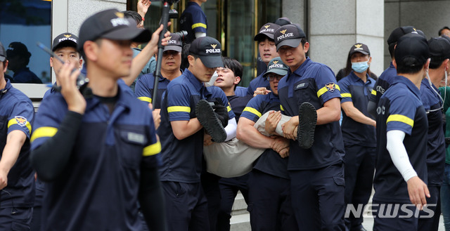 【서울=뉴시스】박주성 기자 = 한국대학생진보연합이 9일 오후 서울시내 미쓰비시 그룹 계열사 사무실 앞에서 미쓰비시 강제징용 사죄, 일본 식민지배 사죄, 경제보복 중단을 촉구하며 기습시위 중 경찰들에게 연행되고 있다. 2019.07.09. park7691@newsis.com