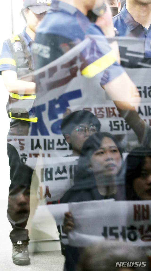 【서울=뉴시스】박주성 기자 = 한국대학생진보연합이 9일 오후 서울시내 미쓰비시 그룹 계열사 사무실 앞에서 미쓰비시 강제징용 사죄, 일본 식민지배 사죄, 경제보복 중단을 촉구하며 기습시위 중 경찰들에게 연행되고 있다. 2019.07.09.&nbsp; park7691@newsis.com